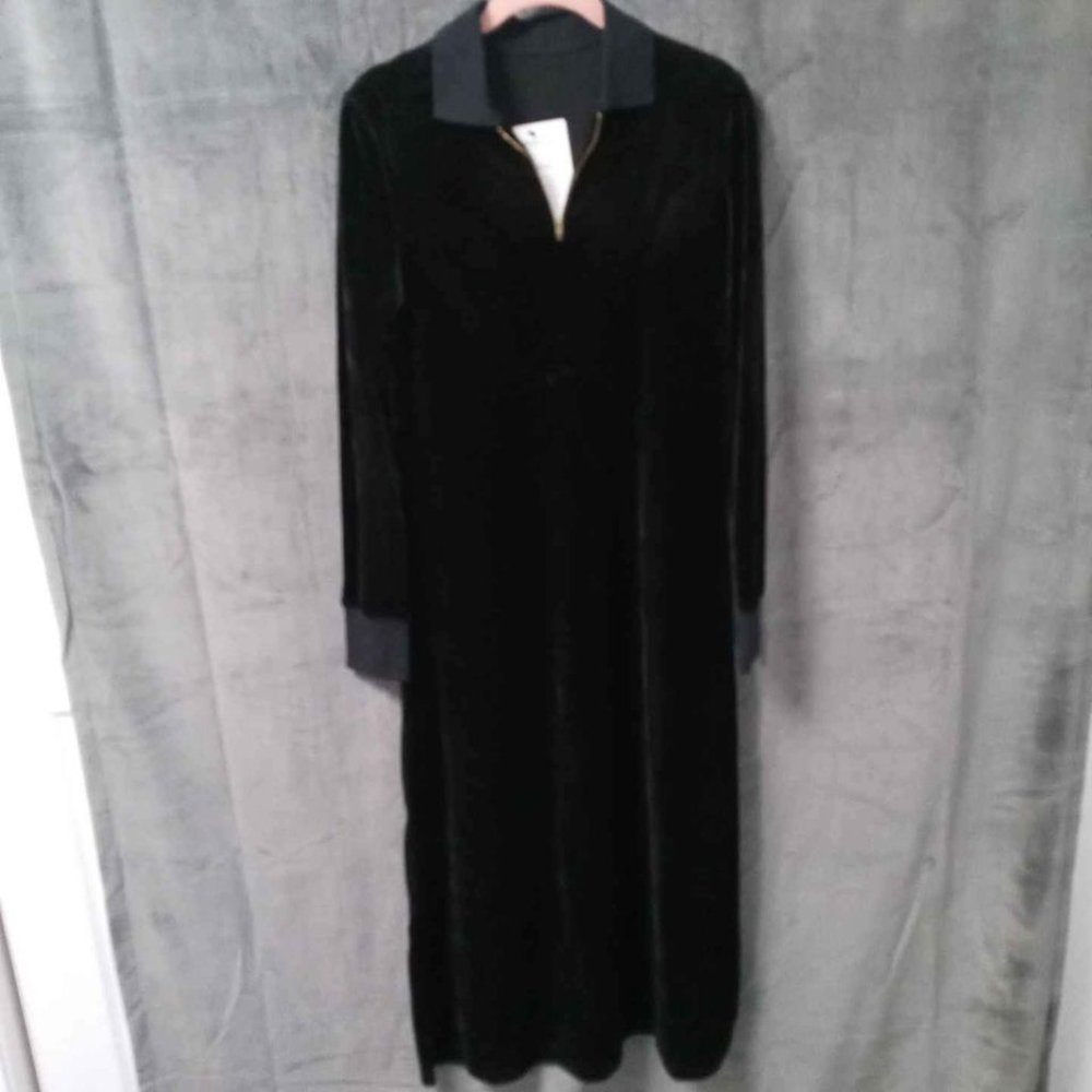 Black Super Soft Velvet House Dress Robe Size Medium NWT